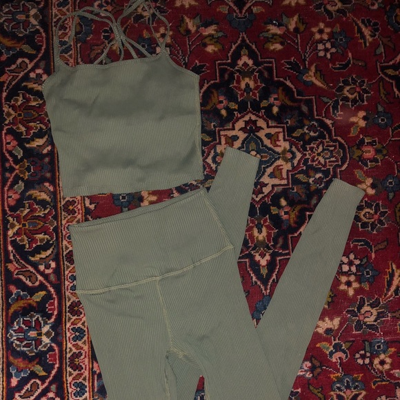 carbon 38 GREEN workout crop - Picture 7 of 8